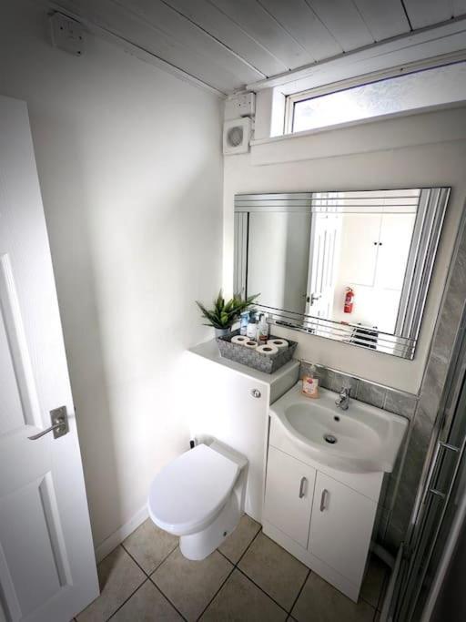 Cosy 2-Bedroom House In Leith エディンバラ エクステリア 写真